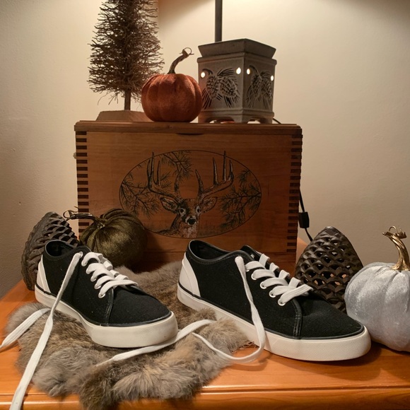 Gently Used Just Fab All Chill Sneaker. - Picture 5 of 10